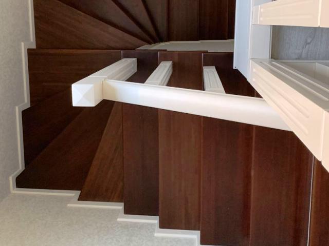 деревянная лестница с поворотными ступенями