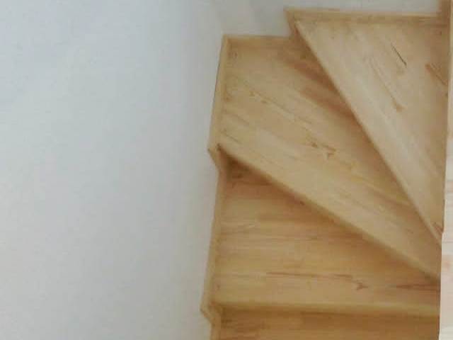 забежная лестница из сосны