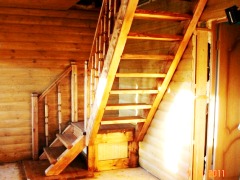 деревянная лестница для частного дома из бревна