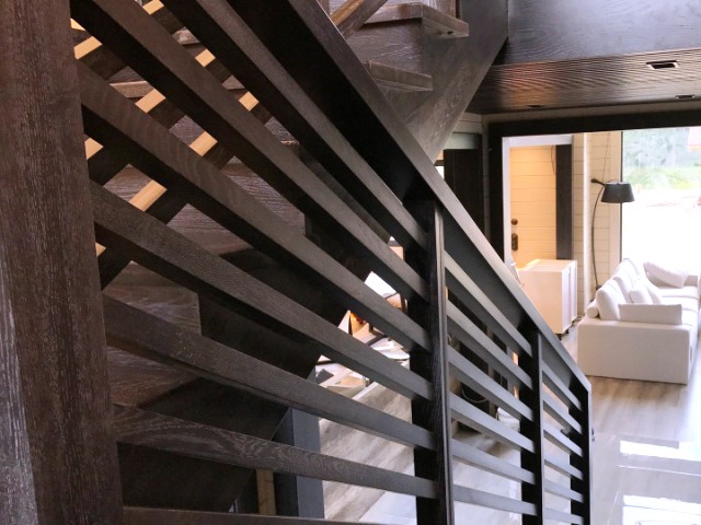 оригинальная деревянная лестница на второй этаж дома