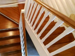 деревянная лестница из сосны