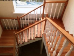 комбинированная лестница из сосны и бука
