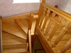 поворотная лестница из сосны