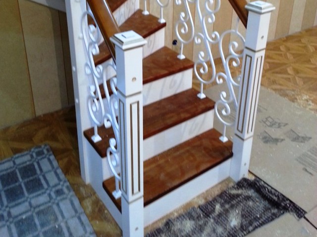 деревянная лестница на второй этаж дома установлена нами в Московской области