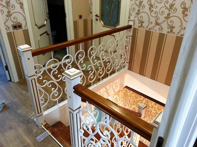деревянная лестница на второй этаж дома установлена нами в Московской области