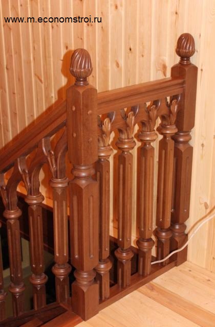 лестница с резными столбами и балясинами