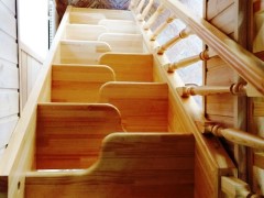 деревянная лестница гусиный шаг