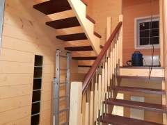 деревянная лестница из сосны на косоурах