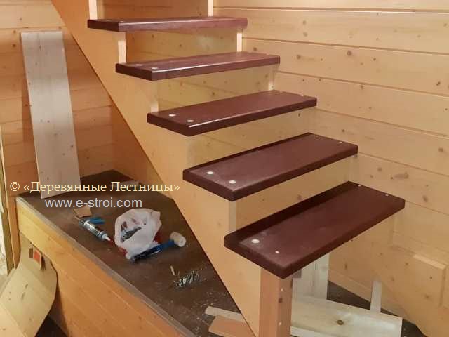 деревянная лестница на косоуре