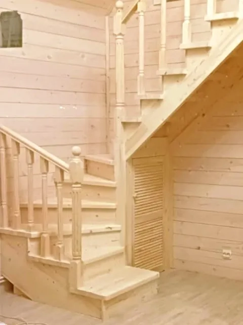 межэтажная лестница из сосны
