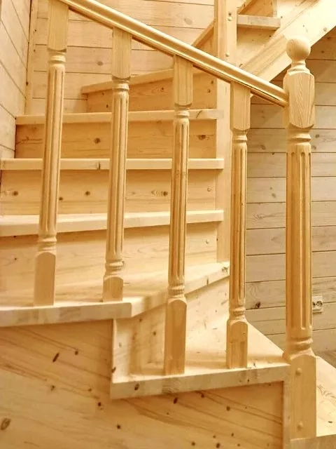 межэтажная лестница из сосны