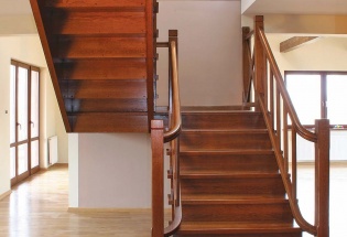 деревянная лестница из березы и сосны
