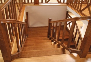 деревянная лестница из березы и сосны