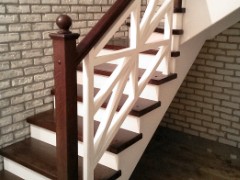 деревянная лестница на косоурах со ступенями из бука