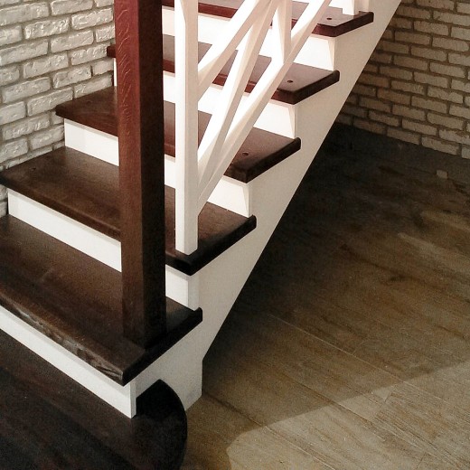 лестница из дерева с забежными ступенями